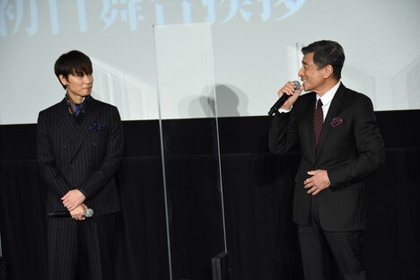 左から綾野剛、舘ひろし。
