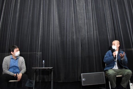 左から濱口竜介、三宅唱。