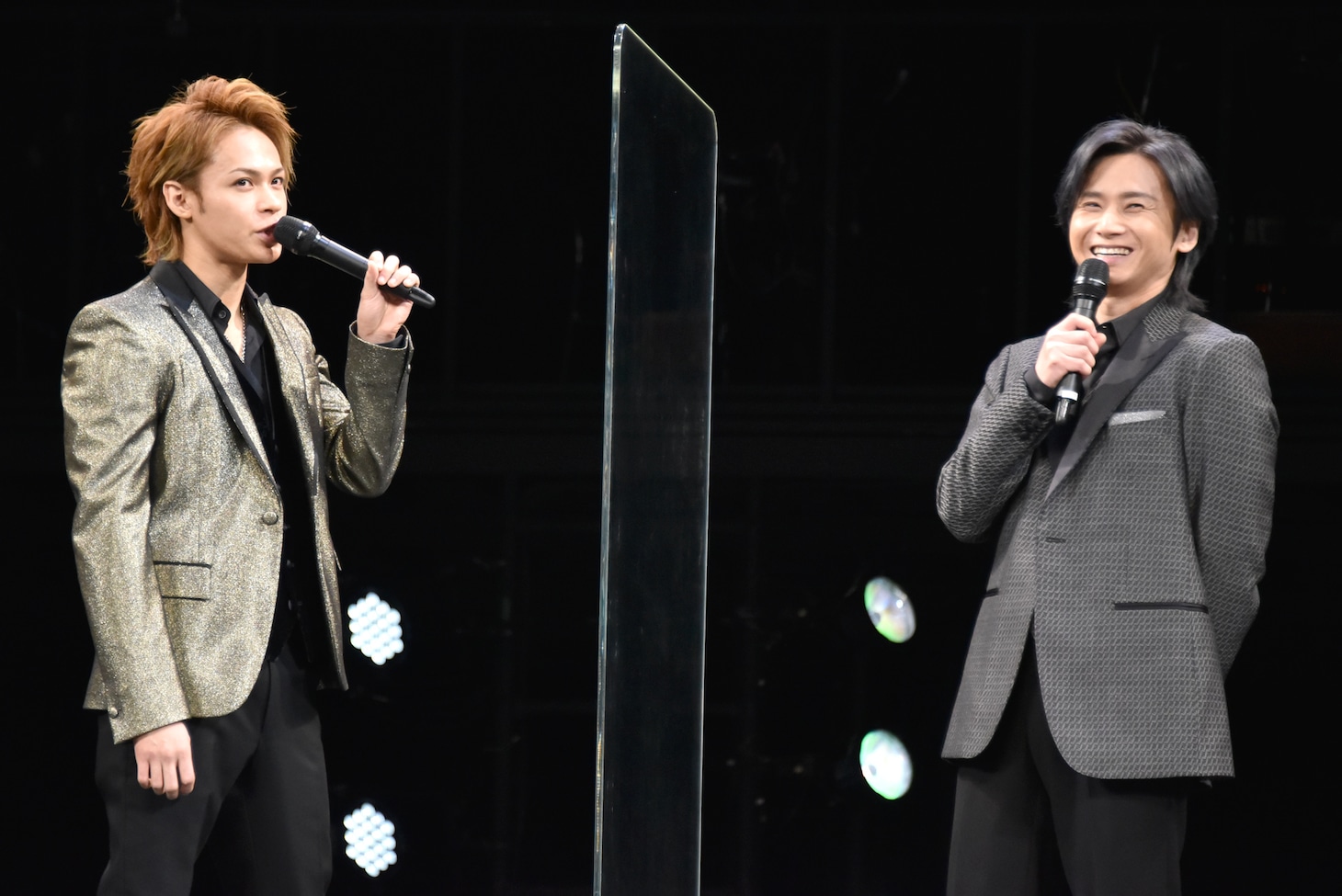左から上田竜也、堂本光一。