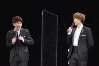突然の銀幕デビューを喜ぶ越岡裕貴（右）と松崎祐介（左）。