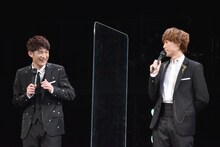 突然の銀幕デビューを喜ぶ越岡裕貴（右）と松崎祐介（左）。