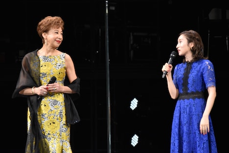 左から前田美波里、梅田彩佳。