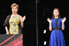 左から前田美波里、梅田彩佳。