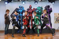 「スーパー戦闘 純烈ジャー」制作発表会見の様子。前列左から佛田洋、小田井涼平、白川裕二郎、後上翔太、酒井一圭。後列左から純ブルー、純レッド、純グリーン、純バイオレット。