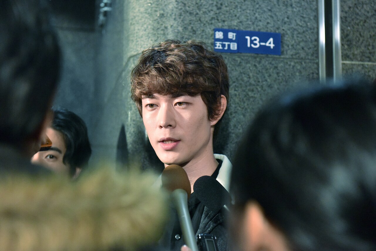 宮沢氷魚が新人小説家演じた「騙し絵の牙」インタビュー映像到着