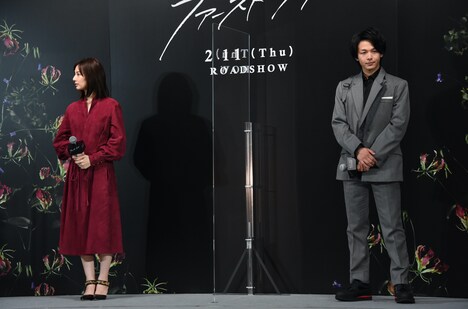 左から北川景子、中村倫也。