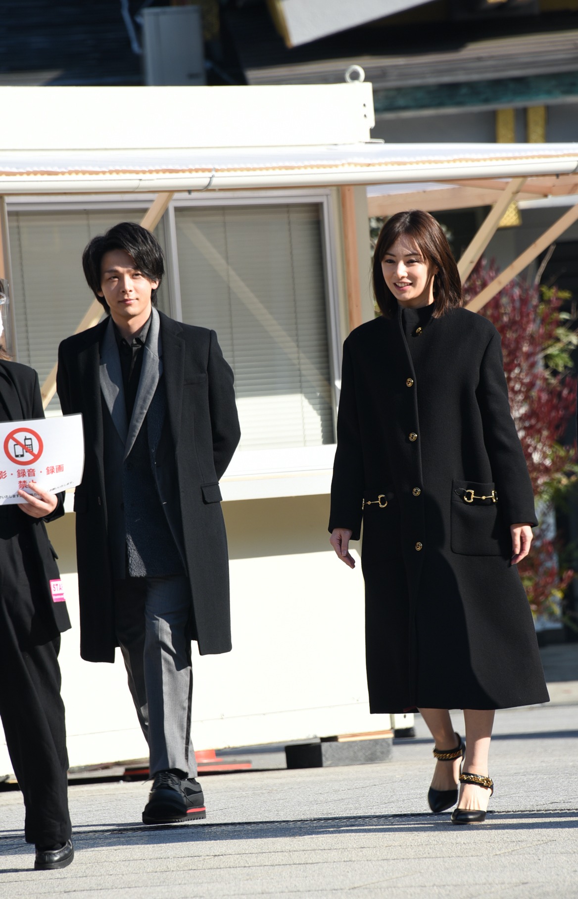 左から中村倫也、北川景子。