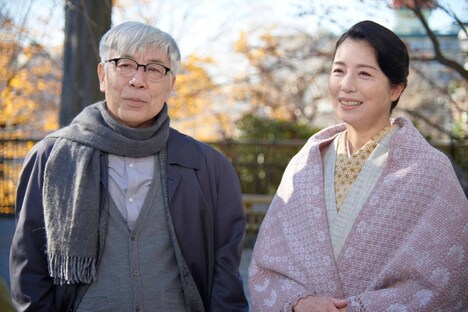 左からイッセー尾形演じる古狐先生、高橋ひとみ演じる内藤千代。