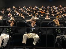 前列左から志尊淳、岡田将生、森ガキ侑大。