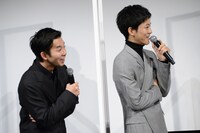 「ロマンティック 浮かれモード」が会場に流れたときの仲野太賀（左）と松坂桃李（右）。