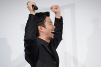 藤本美貴が登場しガッツポーズを取る仲野太賀。