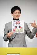 劔樹人が描いた自身の似顔絵を手にする松坂桃李。