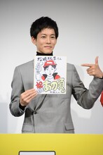 劔樹人が描いた自身の似顔絵を手にする松坂桃李。
