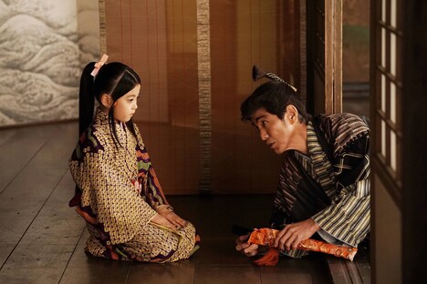 市川ぼたん演じる帰蝶（左）。