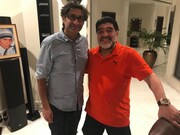 左からアシフ・カパディア、ディエゴ・アルマンド・マラドーナ。