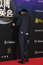 サインをする宮沢氷魚。