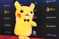 慎重にレッドカーペットを歩くピカチュウ。