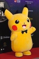 報道陣に挨拶をするピカチュウ。