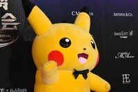 カメラに手を振るピカチュウ。