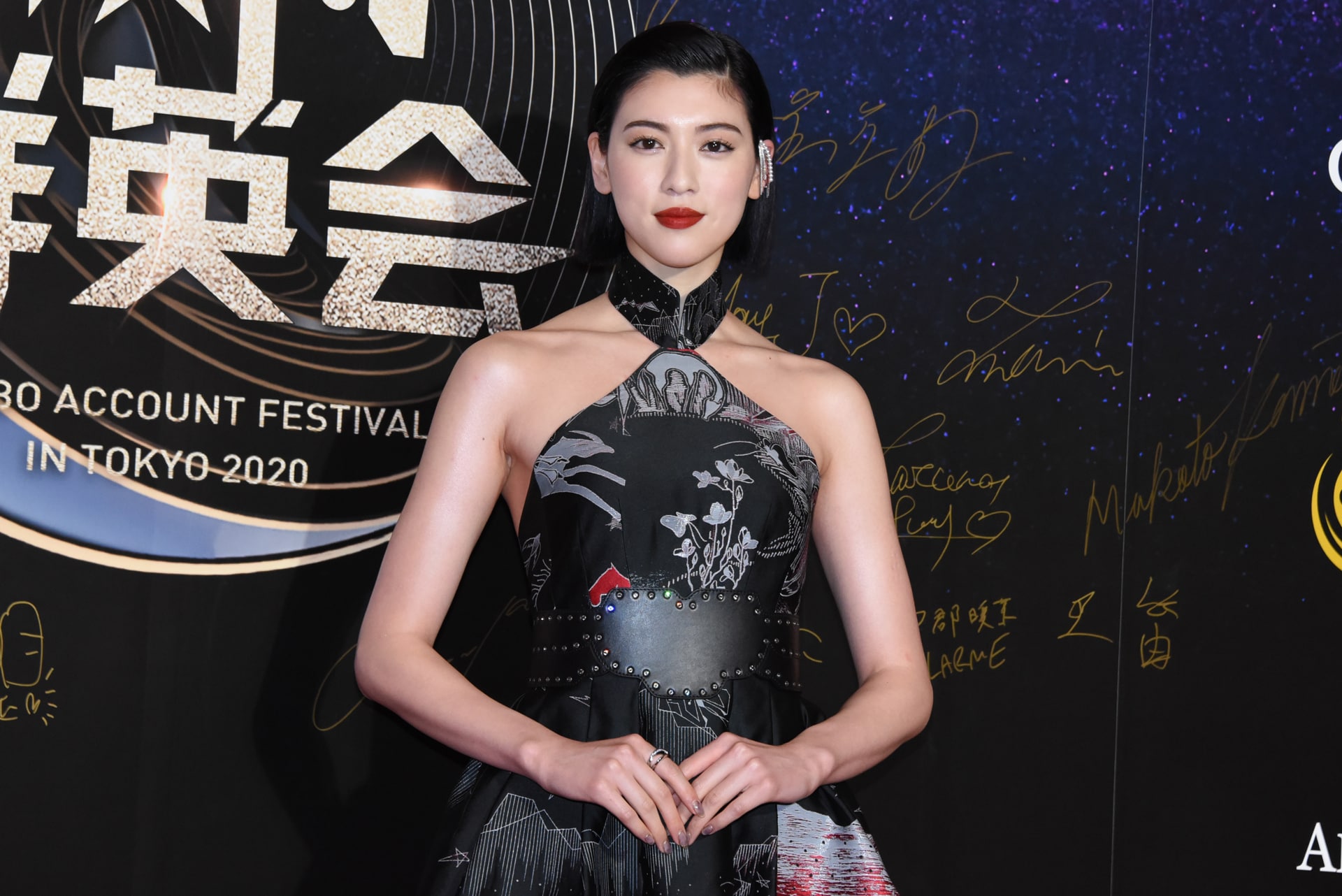 サインをする三吉彩花。 [画像ギャラリー 9/15] - 映画ナタリー