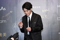 スタッフにペンを替えてもらう赤楚衛二。