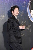 振り返る赤楚衛二。