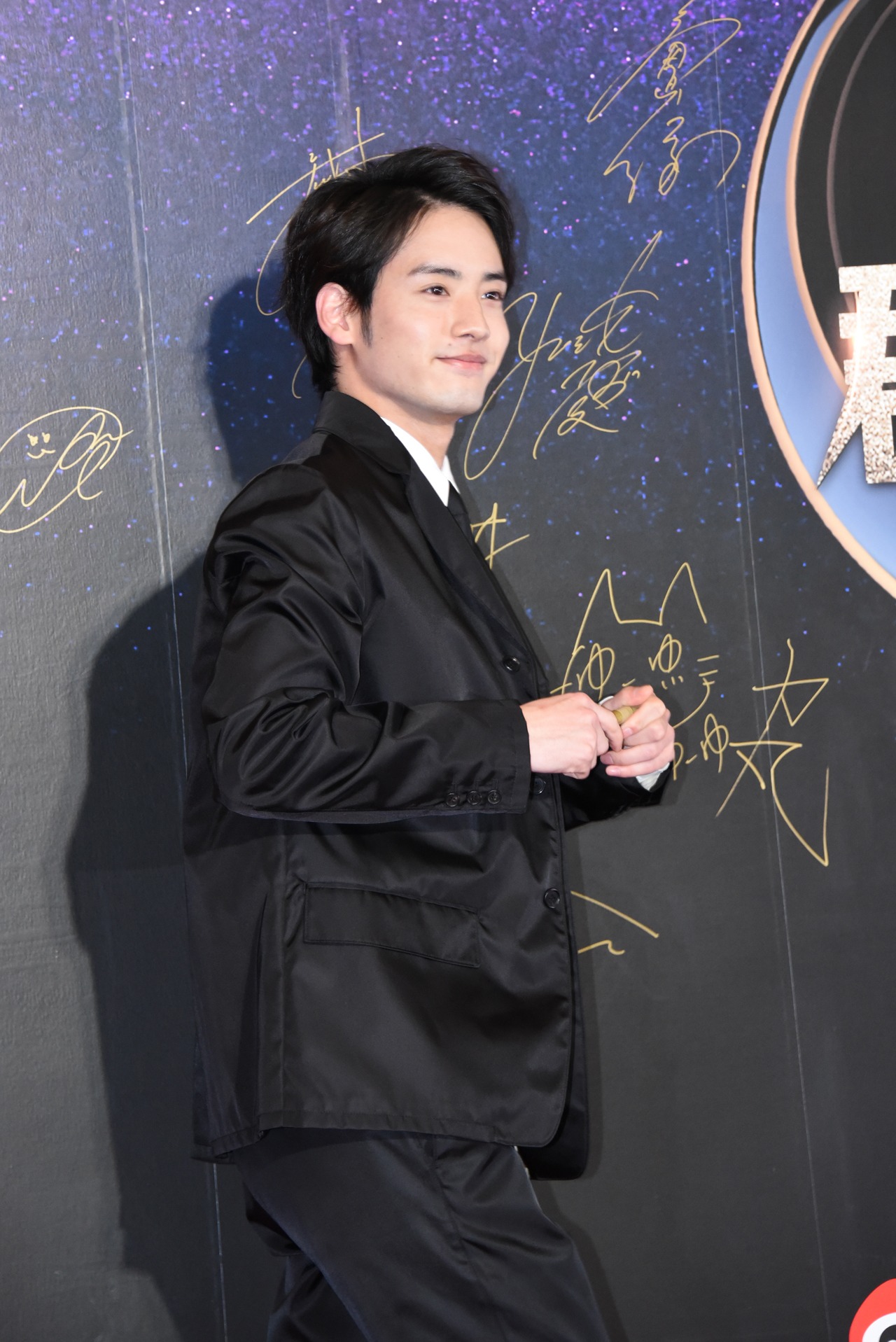 振り返る赤楚衛二。