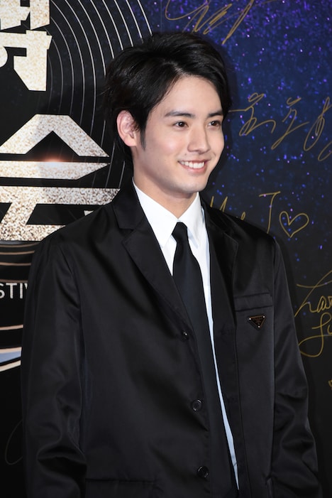 たくさんのフラッシュを浴びてはにかむ赤楚衛二。