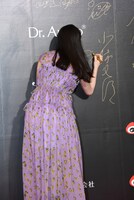 サインを入れる齋藤飛鳥。