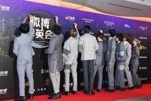 サインを入れるSnow Man。