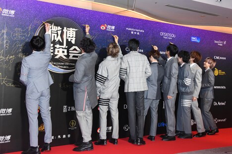 わいわいと話しながらサインを入れるSnow Man。