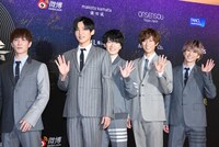 左から渡辺翔太、目黒蓮、深澤辰哉、阿部亮平、佐久間大介。