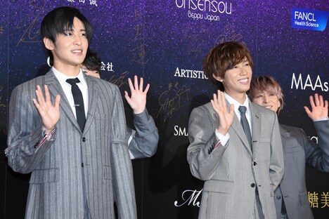 前列左から目黒蓮、阿部亮平。