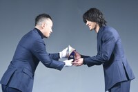 トロフィーを受け取る山崎賢人。