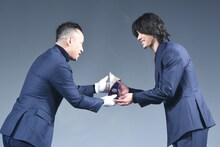 トロフィーを受け取る山崎賢人。