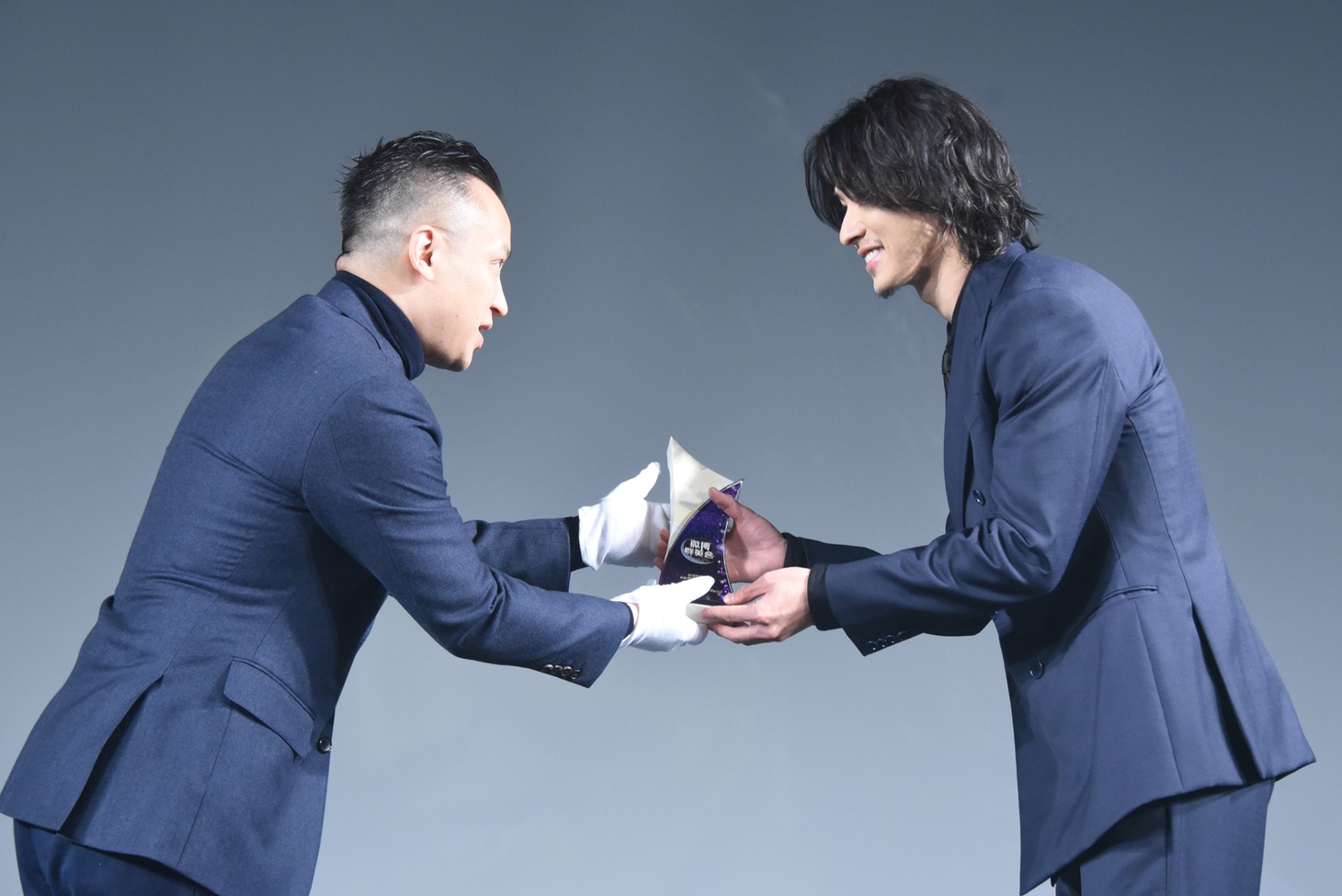 トロフィーを受け取る山崎賢人。