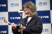 トロフィーをじっと見つめる大林千茱萸。