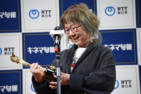 トロフィーをじっと見つめる大林千茱萸。