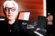 画面に映し出される坂本龍一。