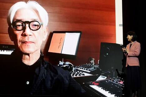 画面に映し出される坂本龍一。
