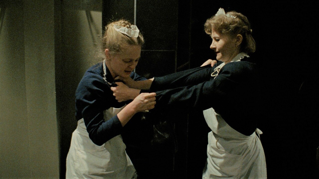 秘密研究都市のカフェで女たちが取っ組み合い、「DAU. ナターシャ」本編映像