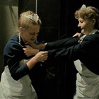 秘密研究都市のカフェで女たちが取っ組み合い、「DAU. ナターシャ」本編映像