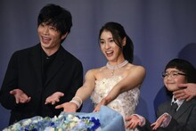 左から田中圭、土屋太鳳、COCO。