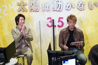 左から藤原竜也、竹内涼真。