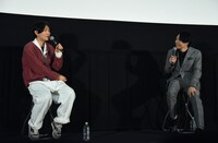 左から森ガキ侑大、伊沢拓司。