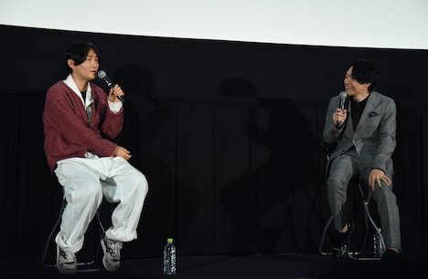 左から森ガキ侑大、伊沢拓司。