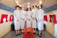 広瀬すず演じる佐野小鞠（中央）と同期のキャビンアテンダントたち。