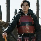 新田真剣佑が鎧まとう「ブレイブ ‐群青戦記‐」場面カット公開、三浦春馬の姿も