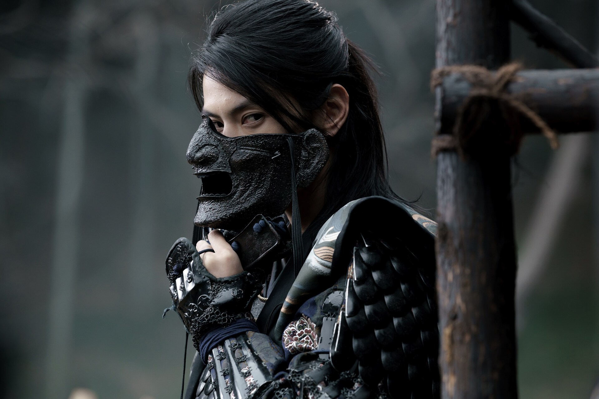 新田真剣佑が鎧まとう「ブレイブ ‐群青戦記‐」場面カット公開、三浦春