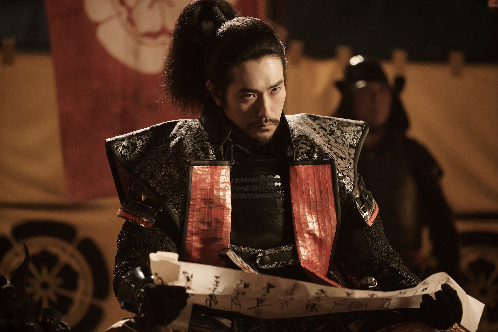 新田真剣佑が鎧まとう「ブレイブ ‐群青戦記‐」場面カット公開、三浦春